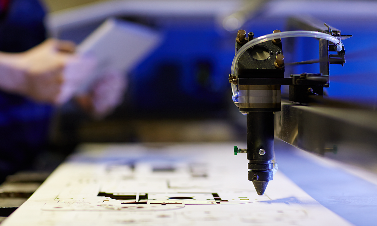 Diseño personalizado de celosías, letreros y cortes industriales para espacios únicos